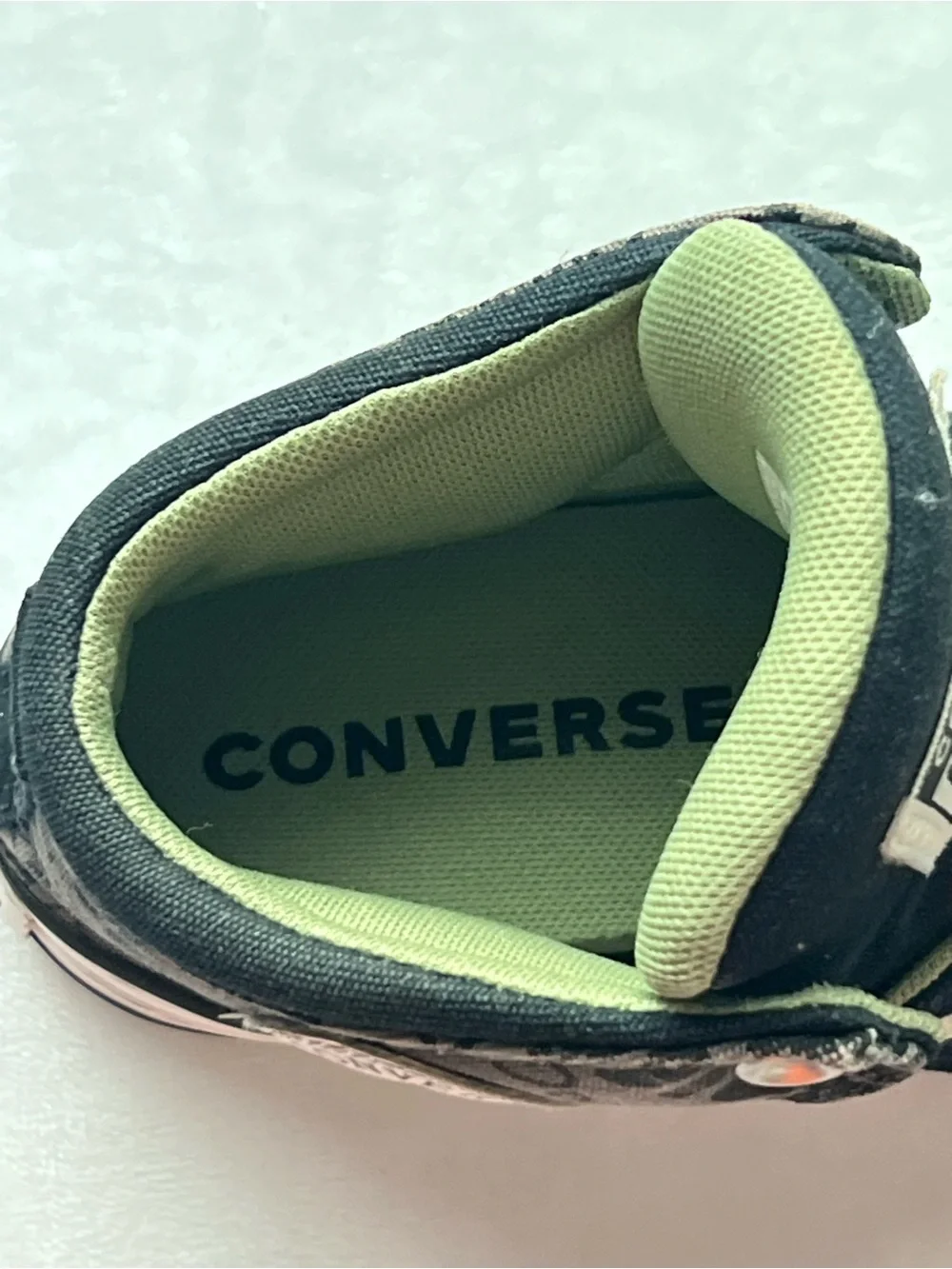 Converse Unisex High Top Sneakers in Black with Green Lining Men’s 5 / Women’s 6